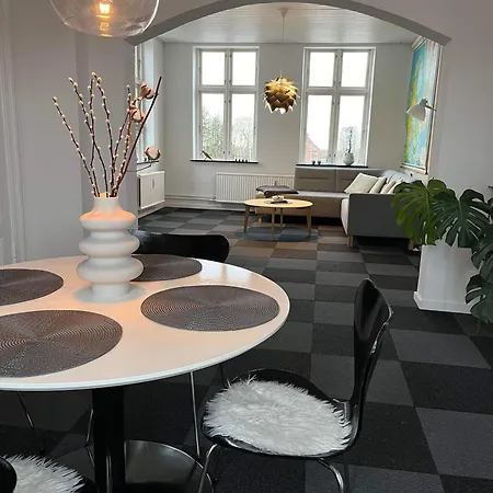 Tonders Bedste Udsigt Et Vaerelse Stue Spisestue Kokken Badevaerelse アパート トゥナー